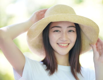 帽子をかぶっている女性の画像
