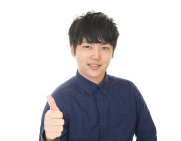 右手でグッドサインをしている男性の画像