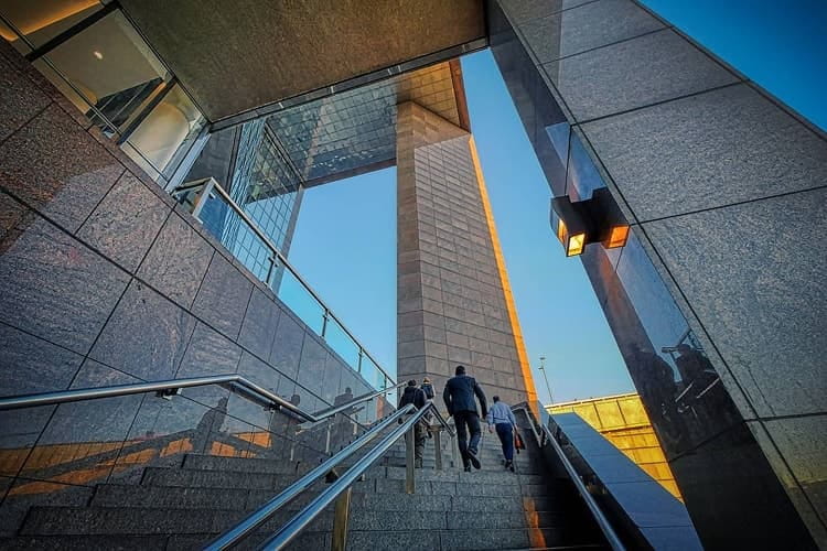 ビルを上ビジネスマンたち